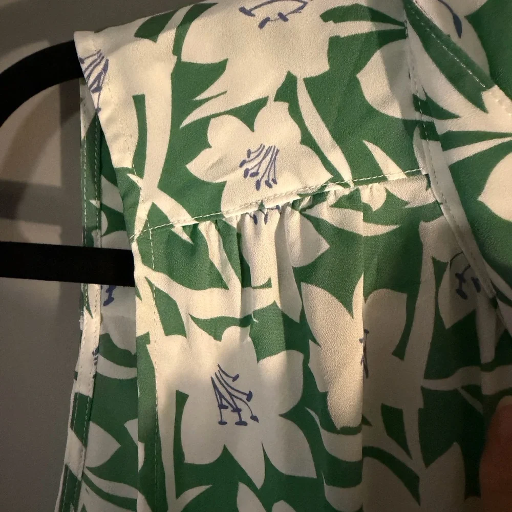 Cabi Floral Green & White Sleeveless Blouse, touch of Blue. Placket & collar. M. - Picture 4 of 7
